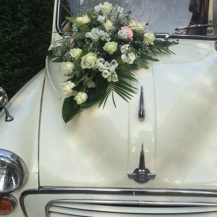 bruidsbloemen trouwauto